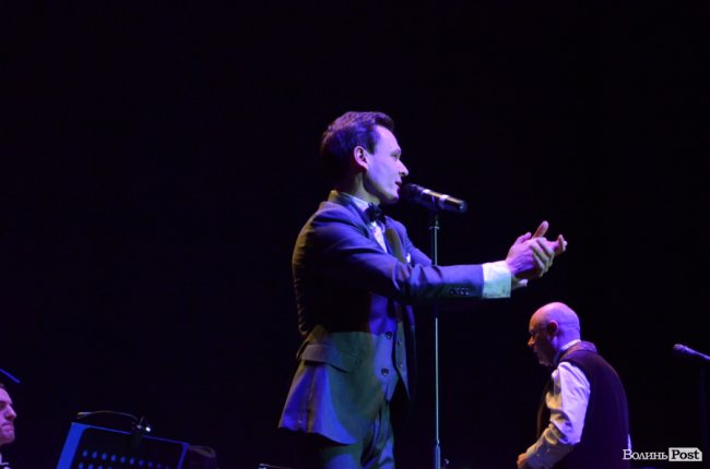 Новорічні хіти та казкова енергетика: як лучан розважали LeoBand Orchestra. ФОТОРЕПОРТАЖ