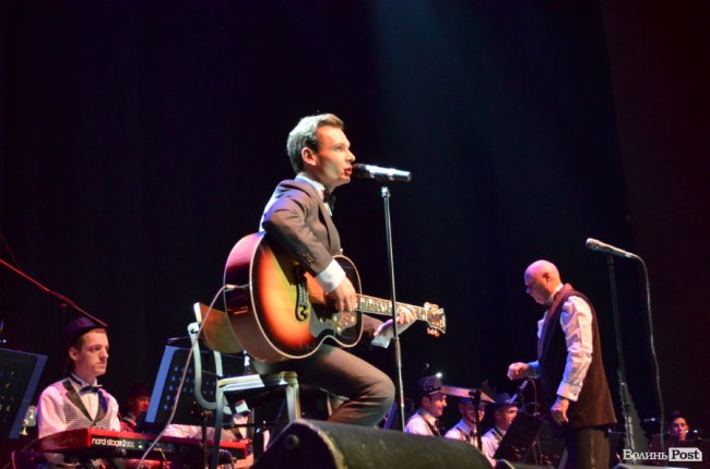 Новорічні хіти та казкова енергетика: як лучан розважали LeoBand Orchestra. ФОТОРЕПОРТАЖ
