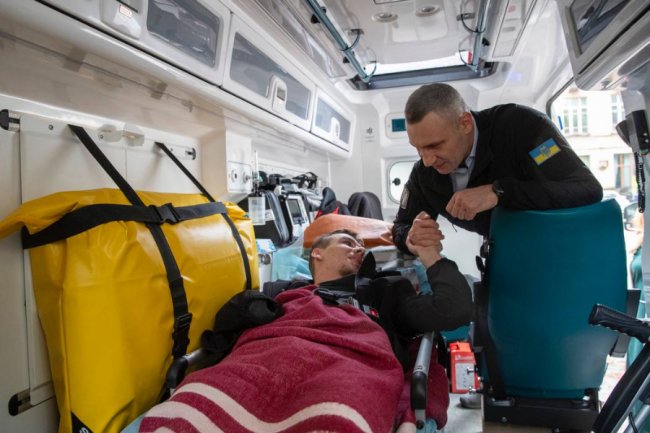 Перші 13 українських захисників вирушили до Берліна, де їм встановлять інноваційні протези, – Кличко