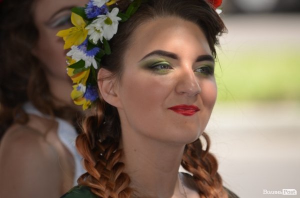 У Луцьку наречені вийшли на парад. ФОТО