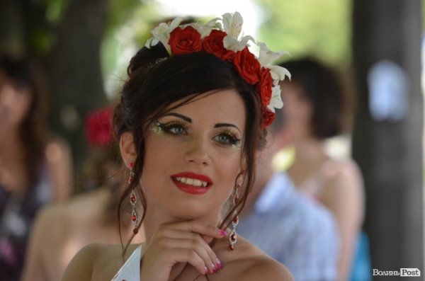 У Луцьку наречені вийшли на парад. ФОТО