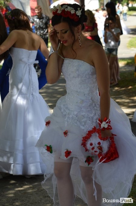 У Луцьку наречені вийшли на парад. ФОТО