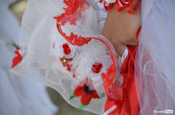 У Луцьку наречені вийшли на парад. ФОТО