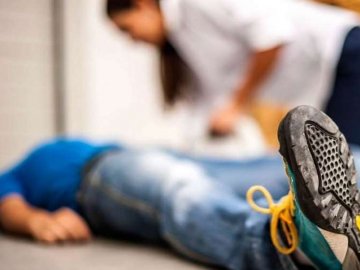 Що робити, якщо поруч знепритомніла людина: пояснення волинського лікаря. ВІДЕО