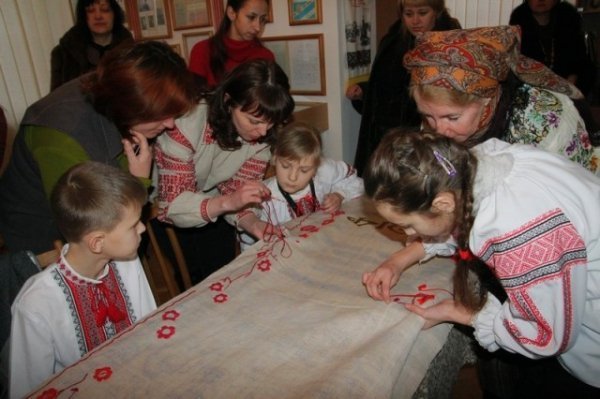 Як лучани вишивали семиметровий рушник. ФОТО