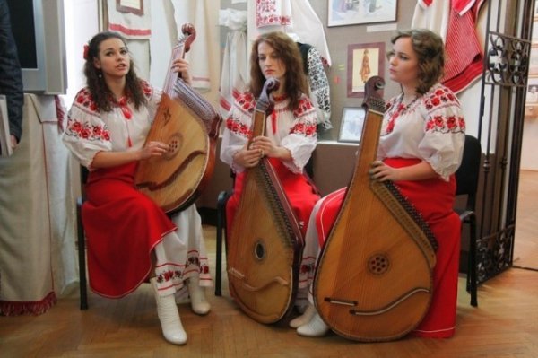 Як лучани вишивали семиметровий рушник. ФОТО