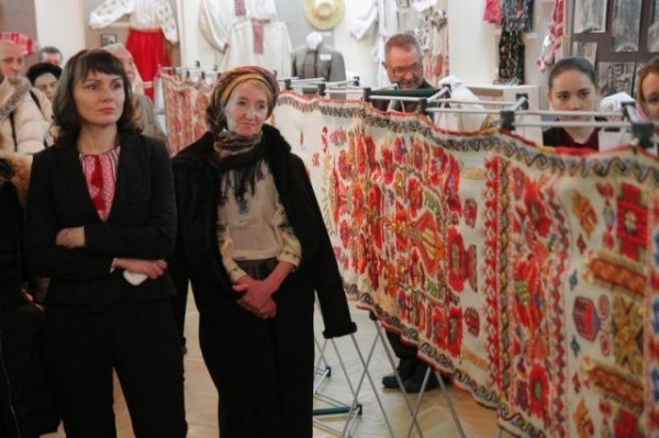 Як лучани вишивали семиметровий рушник. ФОТО