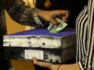 Однокласники постраждалого на Дубнівській зібрали 6 тисяч 