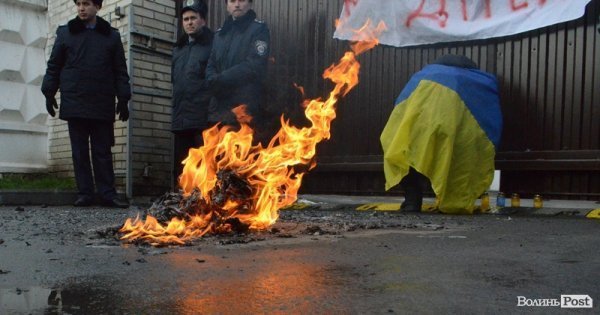 У Луцьку спалили «труну Партії регіонів». ФОТО. ВІДЕО