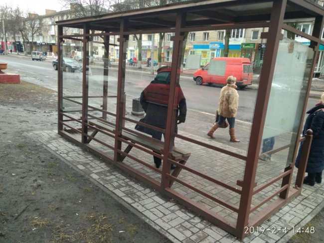 Зупинку в центрі Луцьку відмили від графіті. ФОТО