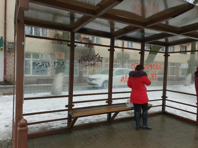 Зупинку в центрі Луцьку відмили від графіті. ФОТО