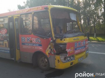 У Луцьку «ВАЗ» підрізав маршрутку, а та влетіла у фуру