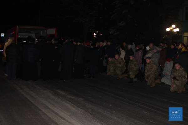 Володимир-Волинський: Героя зустрічали на колінах