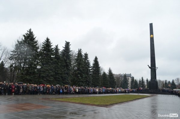 «Герої не вмирають!», – у Луцьку провели в останню путь майданівця. ФОТО. ВІДЕО