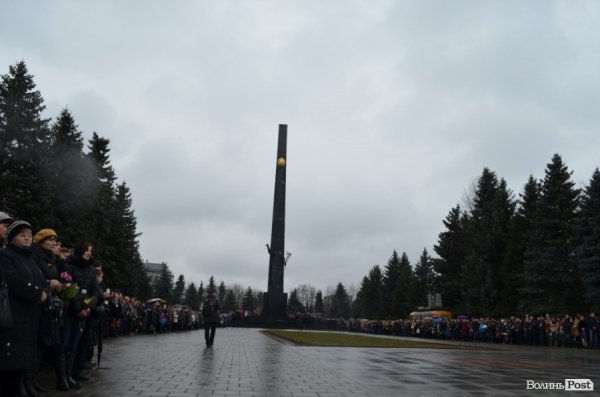 «Герої не вмирають!», – у Луцьку провели в останню путь майданівця. ФОТО. ВІДЕО