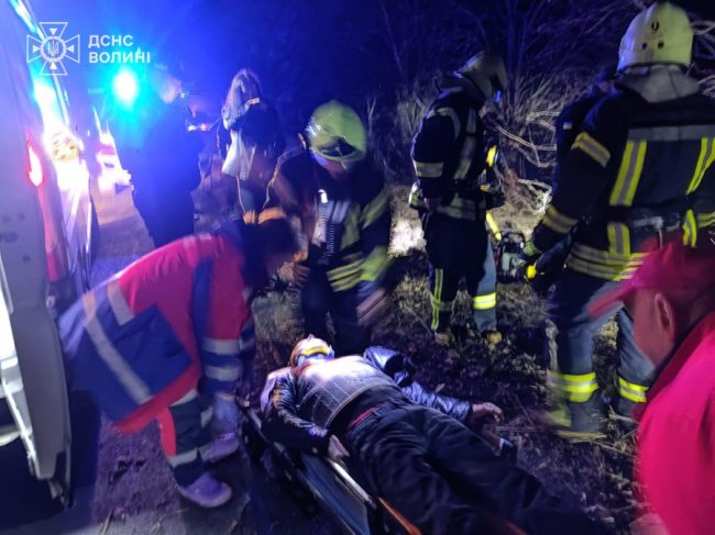 На Волині автівка злетіла в кювет, водія деблокували рятувальники. ФОТО