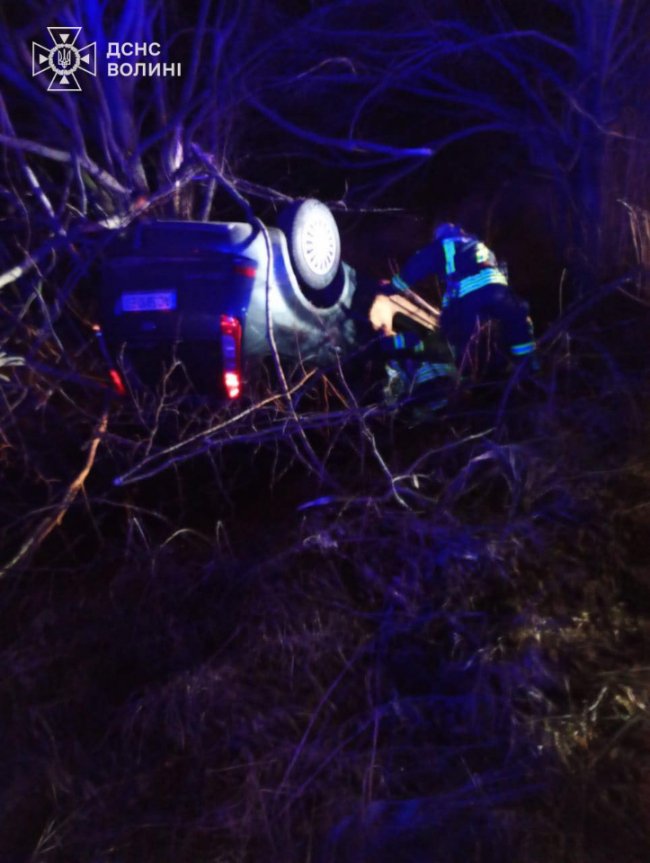 На Волині автівка злетіла в кювет, водія деблокували рятувальники. ФОТО