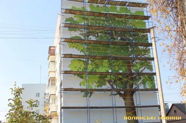 На луцькій багатоповерхівці малюють величезний мурал. ФОТО