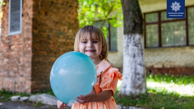 Кульки, подарунки, фотозона: волинські патрульні і волонтери влаштували свято для дітей з притулку. ФОТО