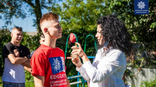 Кульки, подарунки, фотозона: волинські патрульні і волонтери влаштували свято для дітей з притулку. ФОТО