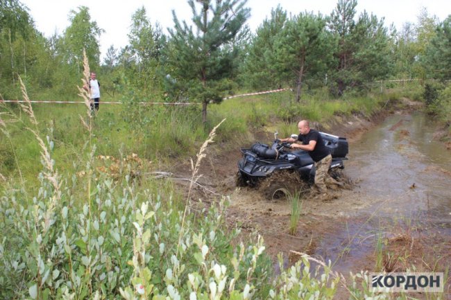 Трясовина, болото, ями: на Волині змагалися водії-екстремали. ФОТО