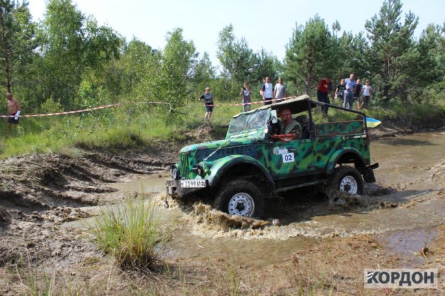Трясовина, болото, ями: на Волині змагалися водії-екстремали. ФОТО