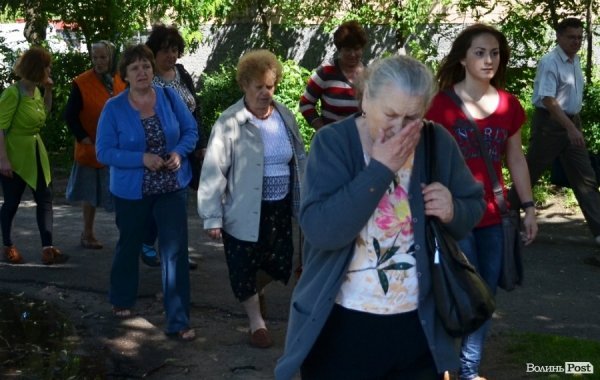 Обурені мешканці обваленого будинку перекрили дорогу. ФОТО