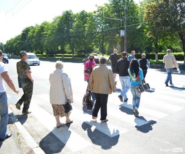 Обурені мешканці обваленого будинку перекрили дорогу. ФОТО