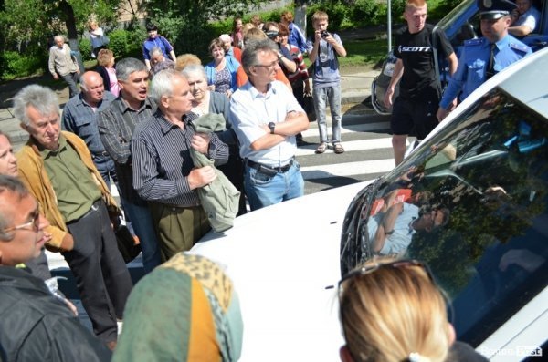 Обурені мешканці обваленого будинку перекрили дорогу. ФОТО