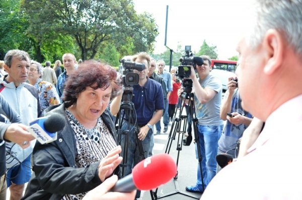 Обурені мешканці обваленого будинку перекрили дорогу. ФОТО