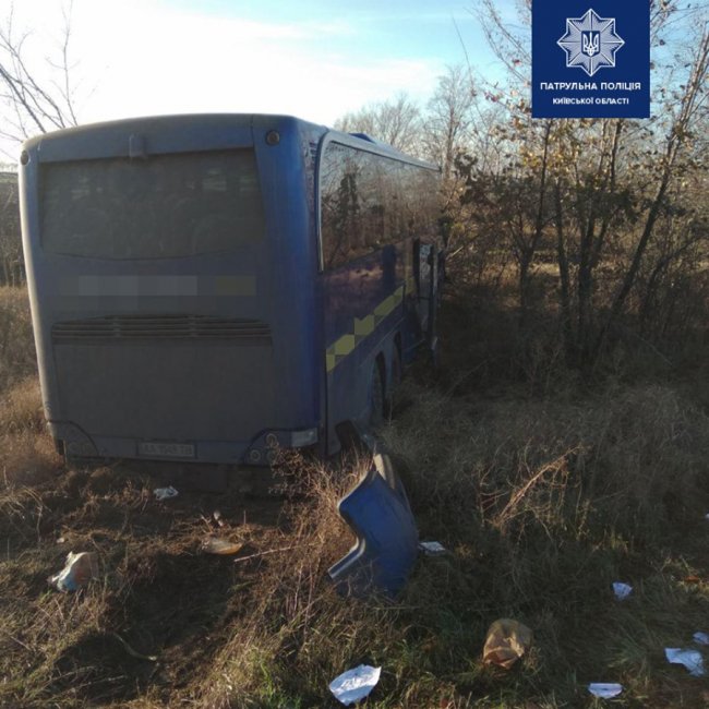 «Народилися в сорочках»: на Київщині автобус із 32 пасажирами в'їхав у вантажівку. ФОТО