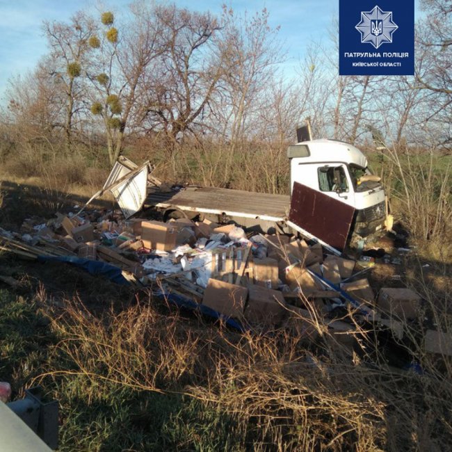 «Народилися в сорочках»: на Київщині автобус із 32 пасажирами в'їхав у вантажівку. ФОТО