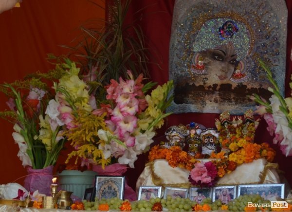 Вівтар прикрашений фруктами і квітами