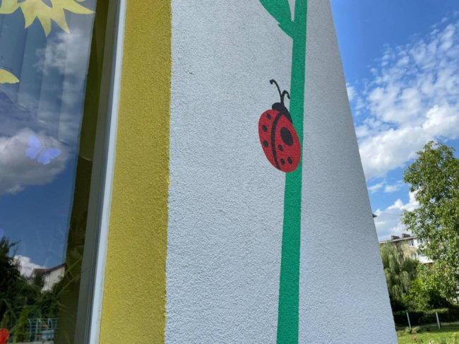 Показали, який вигляд має луцький дитсадочок після ремонту фасаду. ФОТО