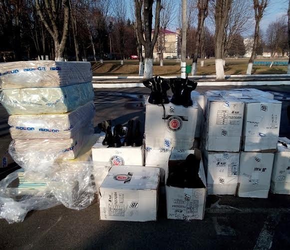 Луцьким прикордонниками передали зимове взуття і каремати. ФОТО