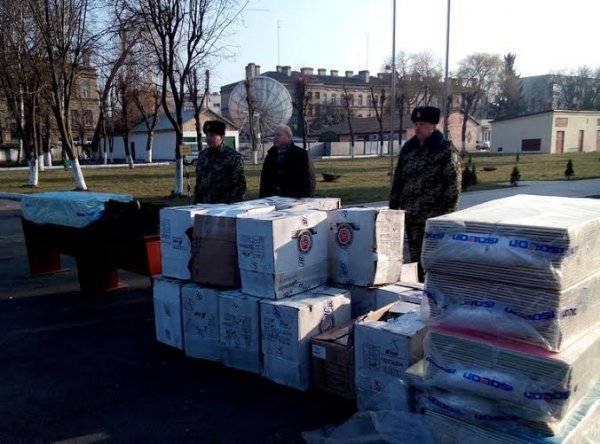 Луцьким прикордонниками передали зимове взуття і каремати. ФОТО