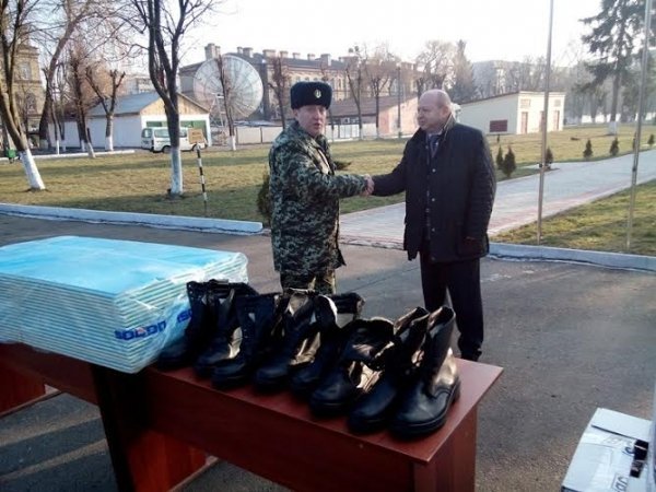 Луцьким прикордонниками передали зимове взуття і каремати. ФОТО