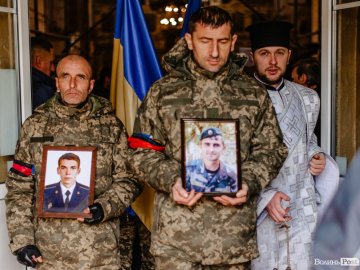 У Луцьку попрощалися з двома військовими, які загинули під час обстрілу аеродрому ракетами. ФОТО
