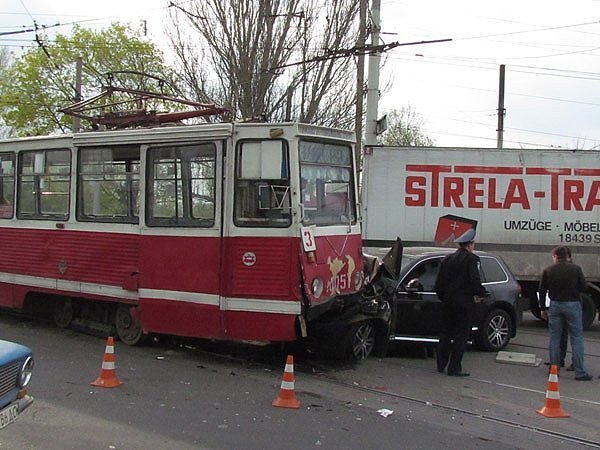 У Краматорську джип влетів у трамвай. ФОТО. ВІДЕО