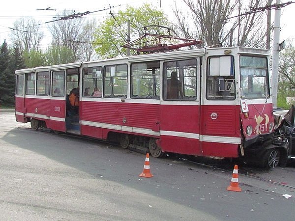 У Краматорську джип влетів у трамвай. ФОТО. ВІДЕО