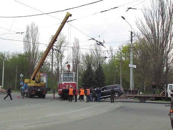 У Краматорську джип влетів у трамвай. ФОТО. ВІДЕО