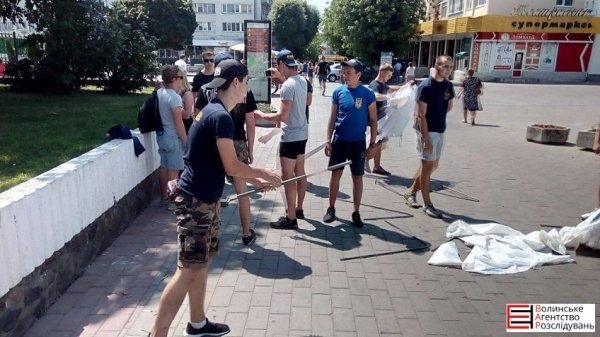 На Театральному майдані азовці влаштували погром. ФОТО