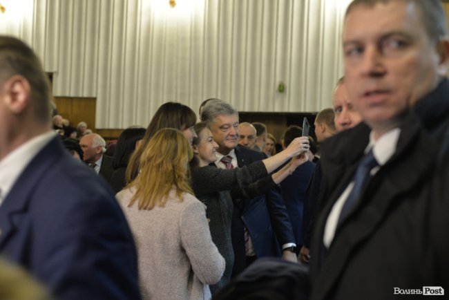 Томос, селфі та колядки: Петро Порошенко на Волині. ФОТОРЕПОРТАЖ