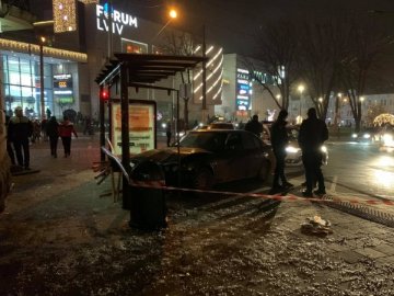 У Львові водій на BMW влетів у зупинку з людьми