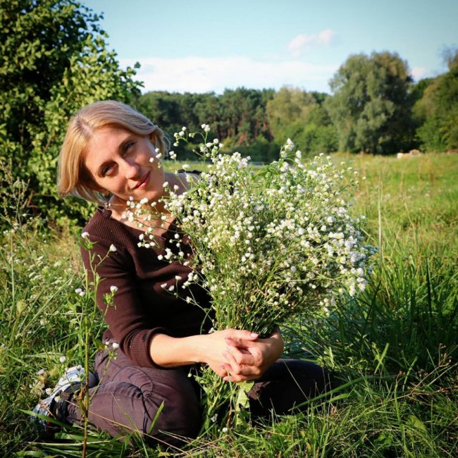 Волинська волонтерка знялася у фотосесії з ромашками