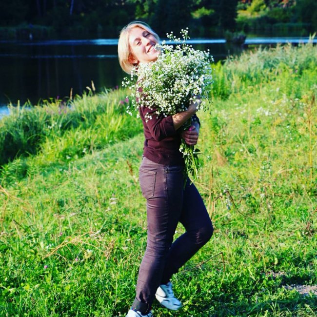 Волинська волонтерка знялася у фотосесії з ромашками