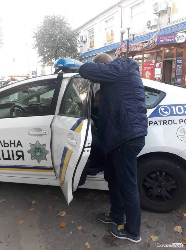 У Луцьку озброєний чоловік в масці намагався пограбувати «ШвидкоГроші». ФОТО