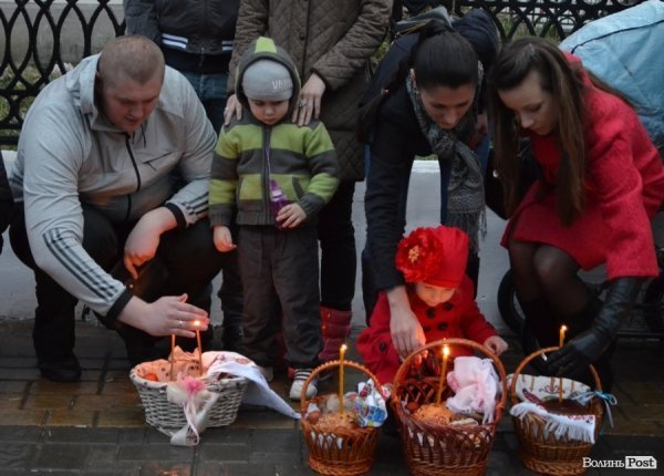 У центрі Луцька святили паски. ФОТО