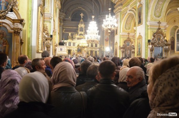 У центрі Луцька святили паски. ФОТО