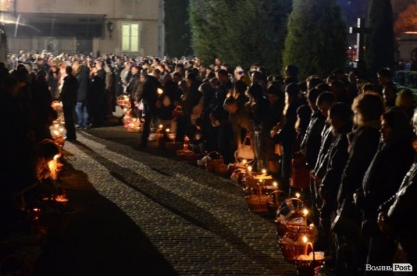 У центрі Луцька святили паски. ФОТО